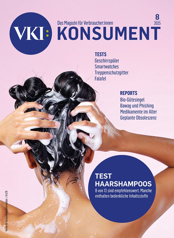 Cover der August-Ausgabe der Zeitschrift KONSUMENT (Frau shampooniert Kopf), © Verein für Konsumenteninformation (VKI)