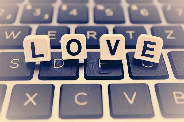 Love Buchstaben auf Tastatur, © Bild von Kranich auf Pixabay