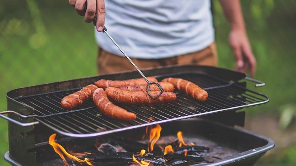 Mann grillt Würstchen, © Bild von kaboompics auf Pixabay