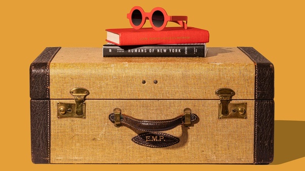 Reisekoffer, Bücher und Sonnebrille, © Foto von Shamblen Studios auf Unsplash