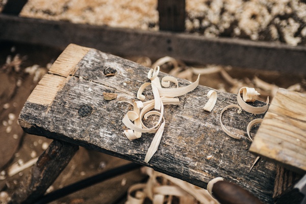 Sägemehl auf Holz, © Photo by Clem Onojeghuo on Unsplash Sägemehl auf Holz, © Photo by Clem Onojeghuo on Unsplash