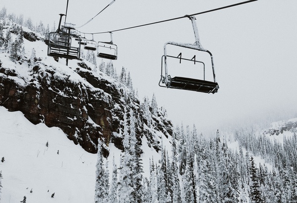 Skilift , © Bild von colin-cassidy auf unsplash Skilift , © Bild von colin-cassidy auf unsplash