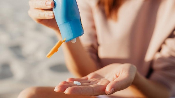 Frau trägt Sonnencreme auf, © Bild von Photo By: Kaboompics.com auf Pexels Frau trägt Sonnencreme auf, © Bild von Photo By: Kaboompics.com auf Pexels