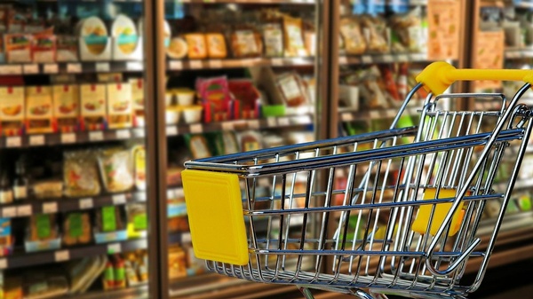 Regale und Einkaufswagen im Supermarkt, © Bild von Alexa auf Pixabay