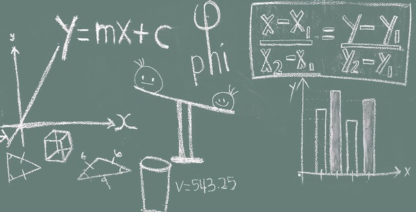 Tafel und Mathematik in der Schule, © Bild Pixapopz von Pixabay
