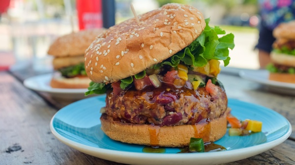 Veganer Burger mit Salat, Gemüse, Sauce , © Free To Use Sounds on Unsplash Veganer Burger mit Salat, Gemüse, Sauce , © Free To Use Sounds on Unsplash