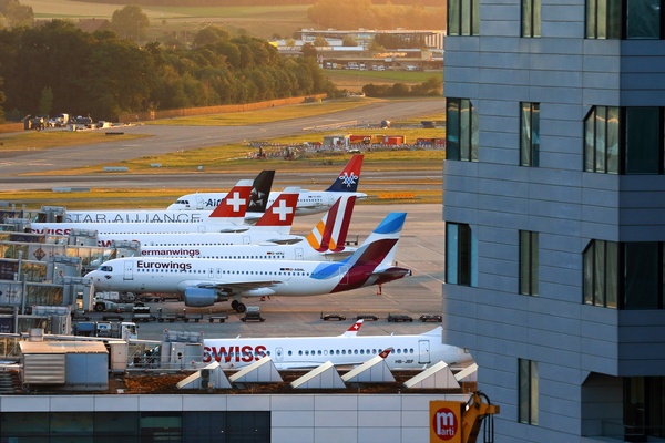 Flugzeuge im Flughafen, © Photo by Pascal Meier on Unsplash