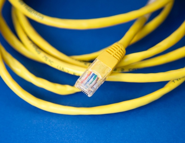 Gelbes Netzwerk-Kabel auf blauem Hintergrund , © DSA_markus-spisk by Unsplash