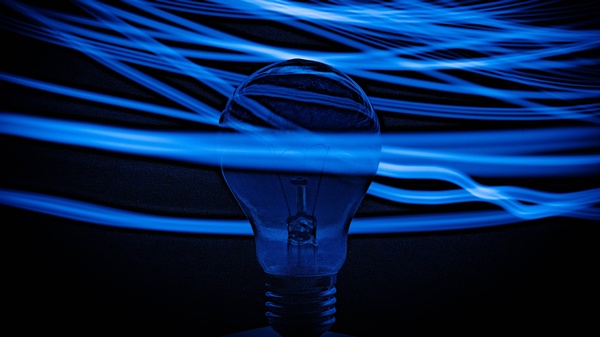 Glühbirne, blauer Hintergrund mit "Energie -Wellen", © Nejc Soklič auf Unsplash