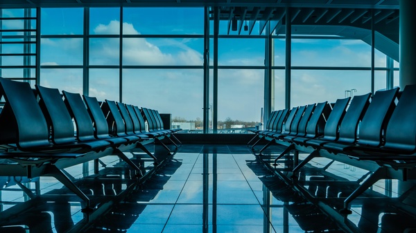 leere Wartehalle eines Flughafens , © paul mocan auf Unsplash