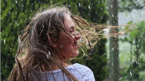 Junge Frau die lachend im Regen tanzt, Ausschnitt Cover , © Sozialministerium