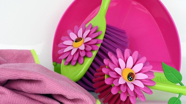Putzutensilien wie Tuch und Besen in pink, mit Blumen verziert , © Bild von Anncapictures on Pixabay Putzutensilien wie Tuch und Besen in pink, mit Blumen verziert , © Bild von Anncapictures on Pixabay