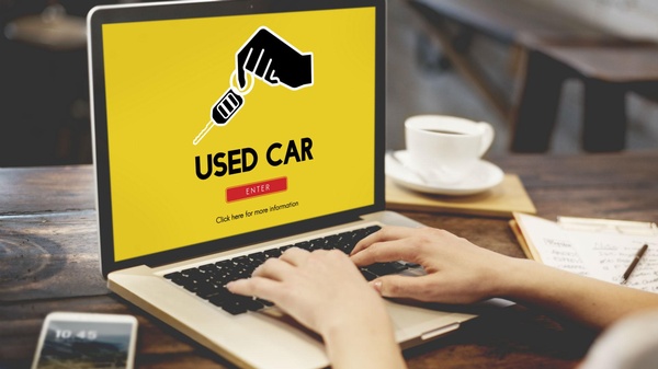 Laptop mit gelben Bildschirm und Schriftzug "used car", © www.motoringresearch.com, Ausschnitt der Website 