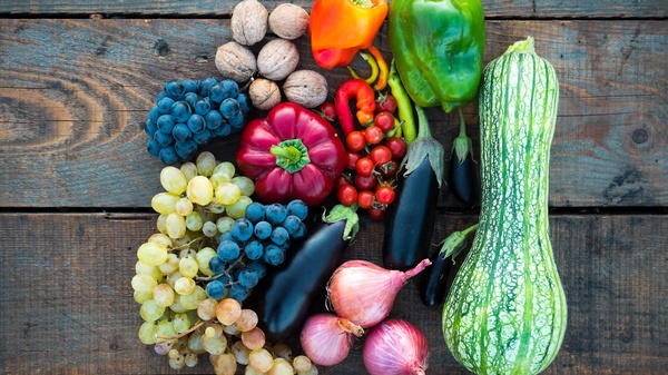 Versch. Obst und Gemüse auf Holzbrett u.a. Zucchini, Zwiebel, Paprika  Trauben, Nüsse    , ©  Dan Cristian Pădureț auf Unsplash