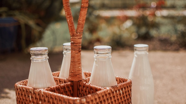 Milch in Glasflaschen, © Photo by Jason Murphy on Unsplash Milch in Glasflaschen, © Photo by Jason Murphy on Unsplash