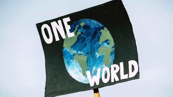 Demoplakat mit Aufschrift "ONE WORLD", © Markus Spiske auf Unsplash