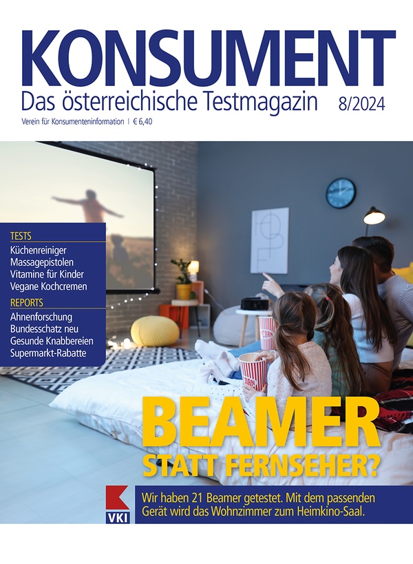 Cover KONSUMENT; Familie vor Beamer, © VKI