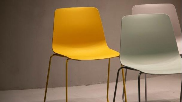 Schlichte, moderne bunte Bugholz-Sessel, © Jean-Philippe-Delberghe-Feijc auf unsplash