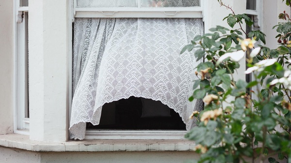 offenes Fenster, Vorhang weht im Windzug , © Alistair MacRobert auf Unsplash