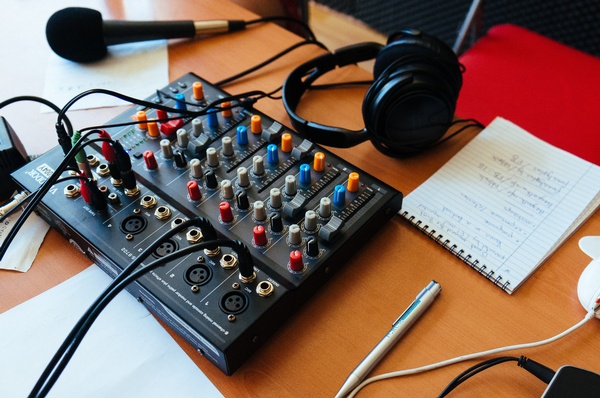 Mikrofon, Kopfhörer, Mischpult in Radiostudio , © Fernando Lavin@unsplash