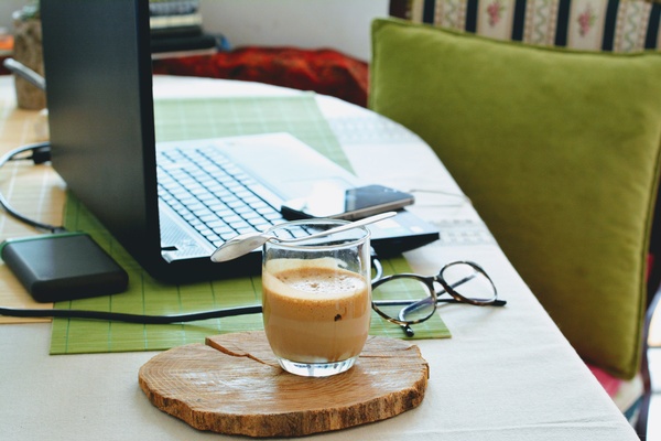 Home Office, Kaffeetasse und Laptop, © Photo by Djurdjica Boskovic on Unsplash