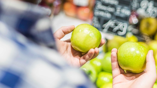 Konsument muss zwischen 2 Äpfel wählen, © Photo by Raquel Martínez on Unsplash Konsument muss zwischen 2 Äpfel wählen, © Photo by Raquel Martínez on Unsplash