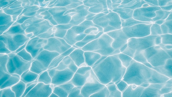Poolwasser, © Wesley Tingey on unsplash.jpg