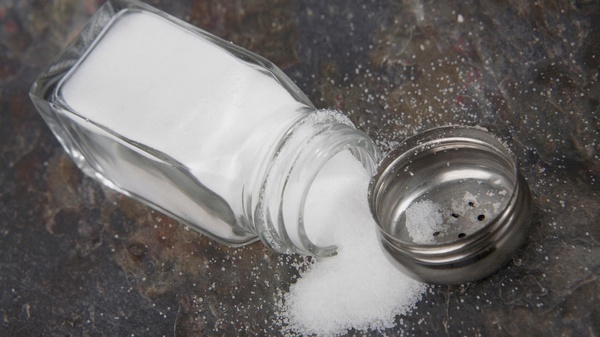 Salzstreuer, umgefallen ausrinnendes Salz, © panthermedia @ smarterpix