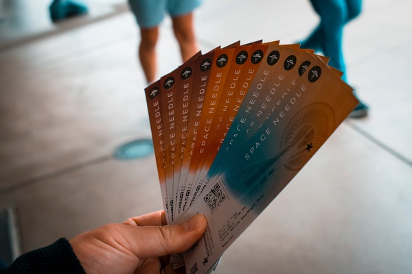 Fächer mit bunten Tickets , © Photo by Andy Li on Unsplash