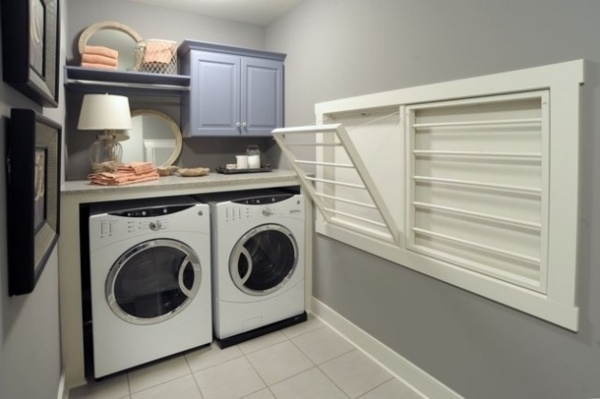 moderne Waschküche mit Waschmaschine, Trockner, © https://alleideen.com