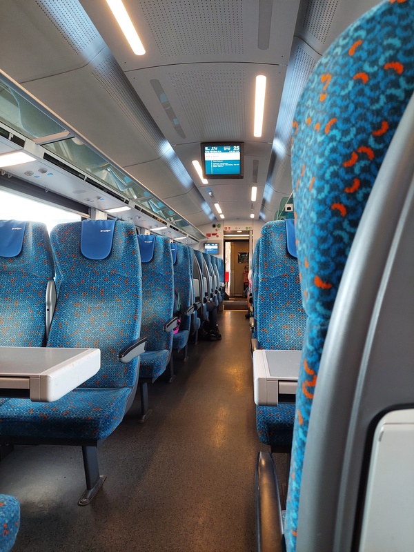 Zugabteil railjet mit blauen Sitzen , © Andrea Belecz
