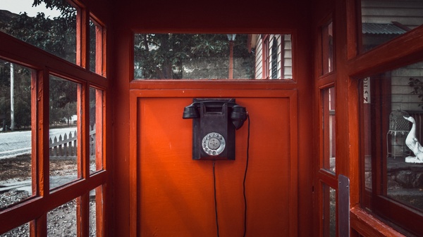 altmodisches Telefon, © Photo by Antoine Barres on Unsplash