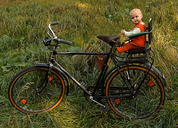 altes Fahrrad mit Kindersitz und Puppe , © Oldiefan auf Pixabay 