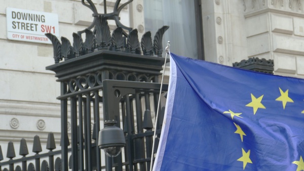 EU-Flagge vor der Downing Street Nr. 10, © Call me Fred on Unsplash EU-Flagge vor der Downing Street Nr. 10, © Call me Fred on Unsplash