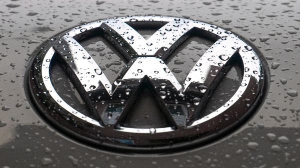 Regen auf dem VW-Emblem, © Photo by Cesar Salazar on Unsplash