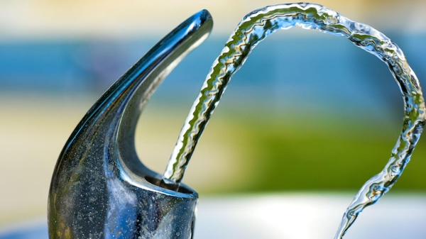 Trinkbrunnen mit Wasserstrahl, © Daniel Hooper auf Unsplash-