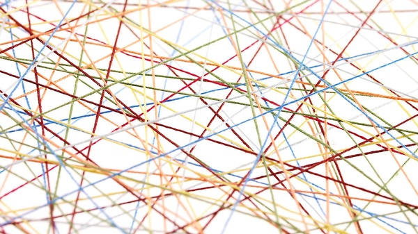 kreuz und quer gespannte bunte Fäden, © istock kreuz und quer gespannte bunte Fäden, © istock