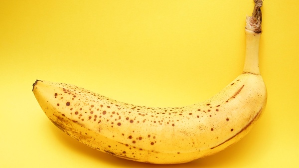 Banane mit kleinen braunen Flecken , © Lucian Alexe on unsplash Banane mit kleinen braunen Flecken , © Lucian Alexe on unsplash
