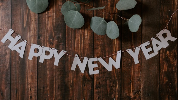 Schriftzug Happy New Year, © Kelly Sikkema on Unsplash
