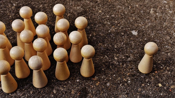 Spielfiguren, eine steht abseits der Gruppe , © Alexas Fotos auf pixabay Spielfiguren, eine steht abseits der Gruppe , © Alexas Fotos auf pixabay