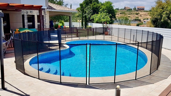 Swimmingpool mir rundum geschlossenem Sicherheitszaun, © Product Safety Award, Ausschnitt der Website Swimmingpool mir rundum geschlossenem Sicherheitszaun, © Product Safety Award, Ausschnitt der Website