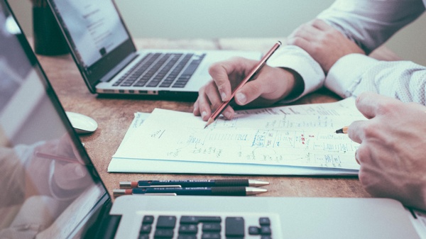2 Personen im Beratungsgespräch, 2 Laptops und Rechenbeispiele auf Papier , © Scott Graham on Unsplash 2 Personen im Beratungsgespräch, 2 Laptops und Rechenbeispiele auf Papier , © Scott Graham on Unsplash
