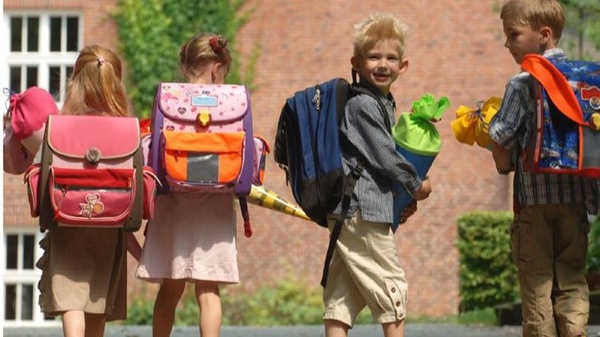 4 Kinder mit Schultasche, Schultüte, © static.halloruhrpott.de