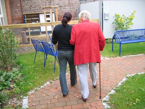 Ältere Frau mit jüngerer Begleiterin beim spazieren gehen , © Gerd Altmann auf Pixabay 