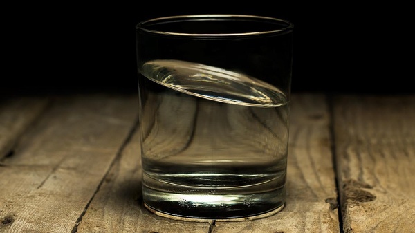 Glas mit Wasser auf Holztisch, © Kawita Chitprathak auf Pixabay