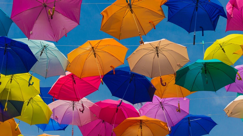 bunte Regenschirme, &copy; Photo by Ulises Baga on Unsplash