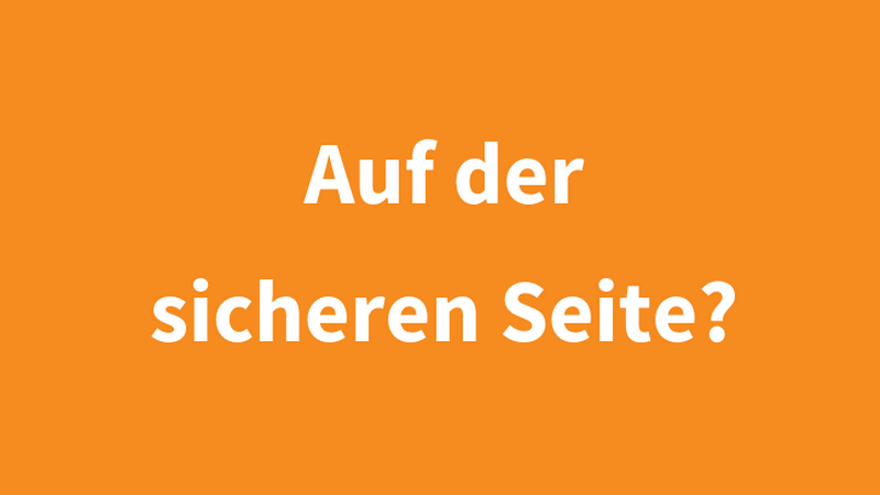 Schriftzug "Auf der sicheren Seite" auf orangem Untergrund, &copy; BMASGPK