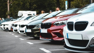Autos auf Parkplatz