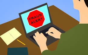 Laptop-Bildschirm zeigt Online-Betrug an