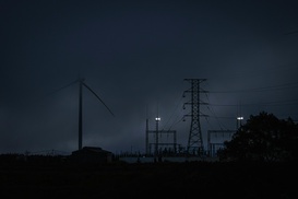 Strommast in der Nacht